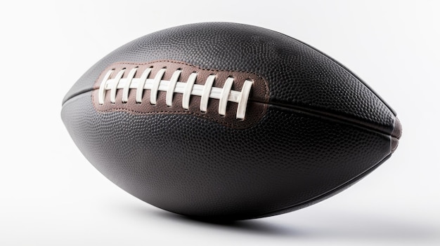 Un ballon de football en cuir noir avec des coutures blanches dessus