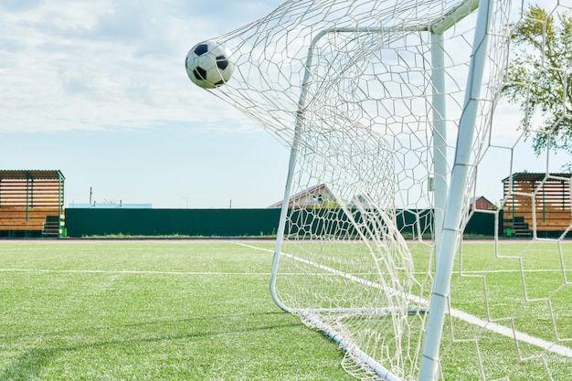 Ballon de football dans la porte