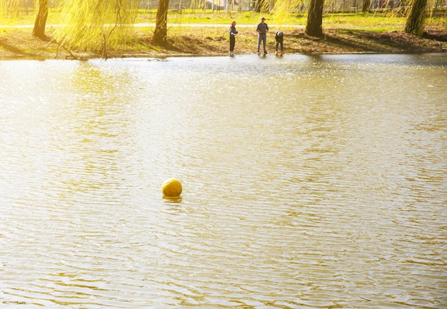 Ballon de football dans la rivière