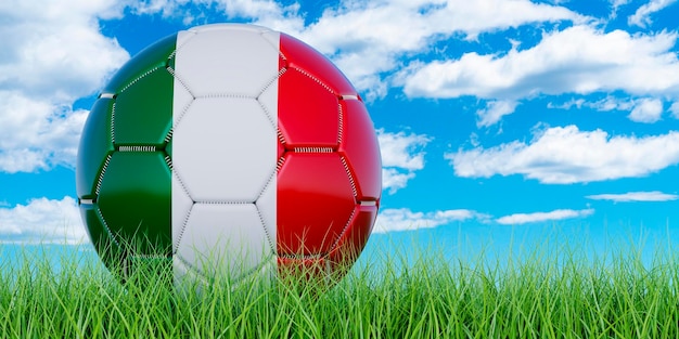 Ballon de football avec drapeau italien sur l'herbe verte contre le rendu 3D du ciel bleu