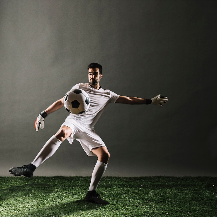 Photo ballon de football joueur traversant