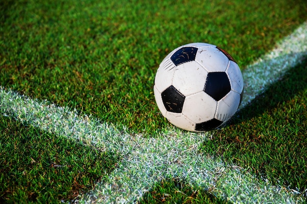 ballon de football sur la ligne de départ