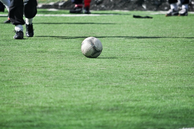 Ballon de football sur la pelouse artificielle