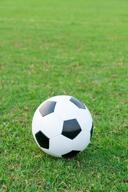 Ballon de football sur le terrain de football