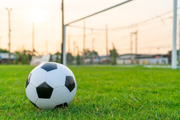 Ballon de football sur le terrain de football