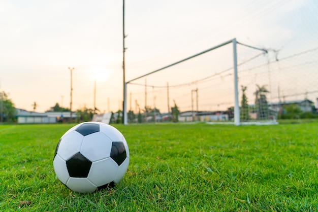 Ballon de football sur le terrain de football