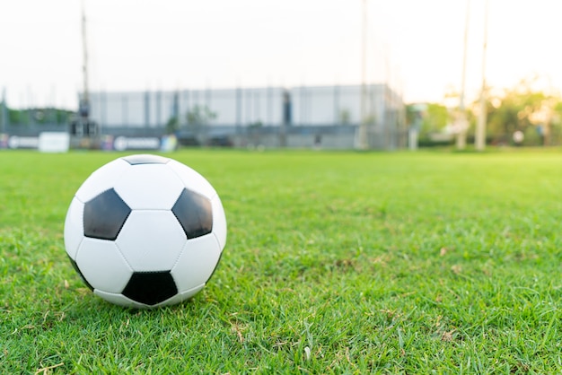 Ballon de football sur le terrain de football