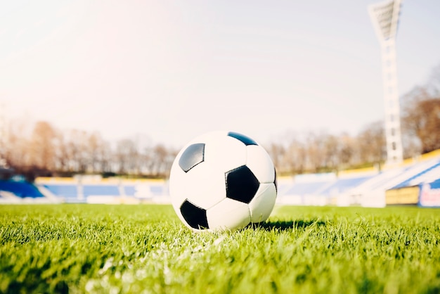 Photo ballon de football sur le terrain