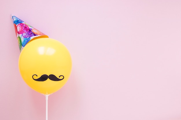 Photo ballon jaune avec moustache noire