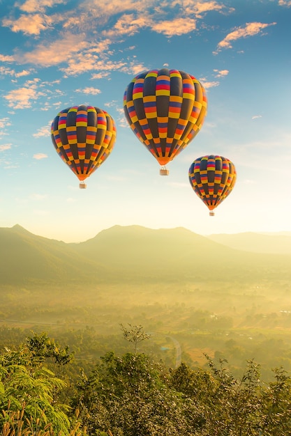 Ballon et montagneMontgolfière au-dessus de la haute montagne au coucher du soleil backgroun filtré