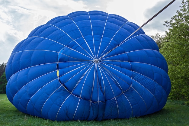 Un ballon avec un panier se trouve sur l'équipement au sol pour remplir le ballon de froid et de chaud