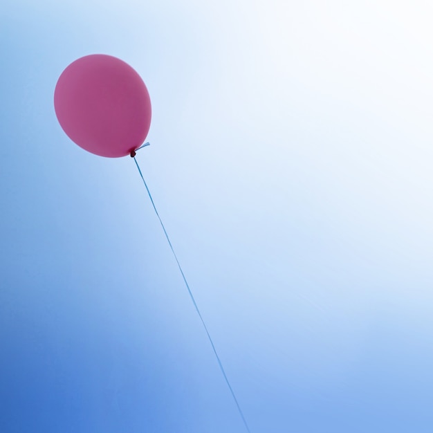 Ballon rose sur le ciel bleu