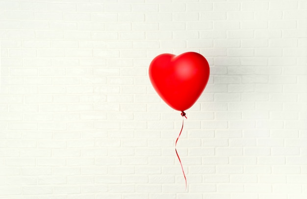 Ballon Rouge En Forme De Coeur Accroché à Un Mur Blanc