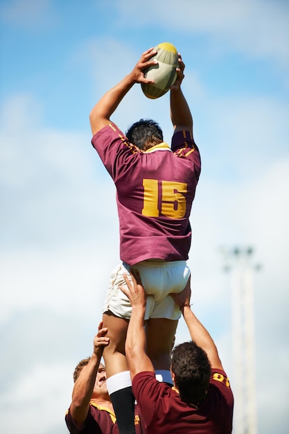 Ballon de rugby et hommes avec compétition de fitness et entraînement pour l'exercice de bien-être et le travail d'équipe Groupe de joueurs professionnels ou athlètes masculins avec match sportif et entraînement avec entraînement et défi