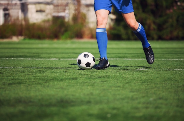 Ballon de soccer sur aire de jeux verte. Notion de football