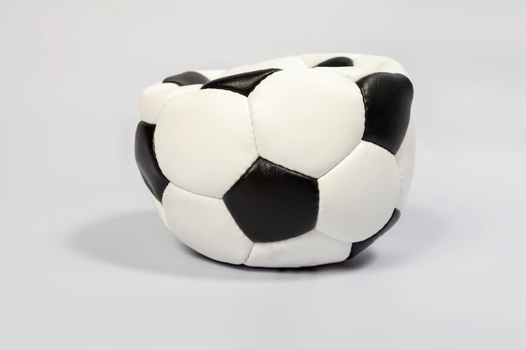 Photo ballon de soccer classique en cuir dégonflé