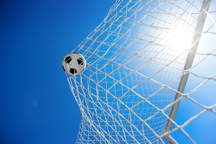 Photo ballon de soccer dans le filet d'un but. notion de football