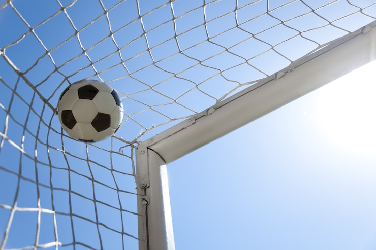 Photo ballon de soccer dans le filet d'un but. notion de football
