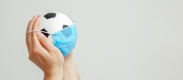 Ballon de soccer avec un masque médical