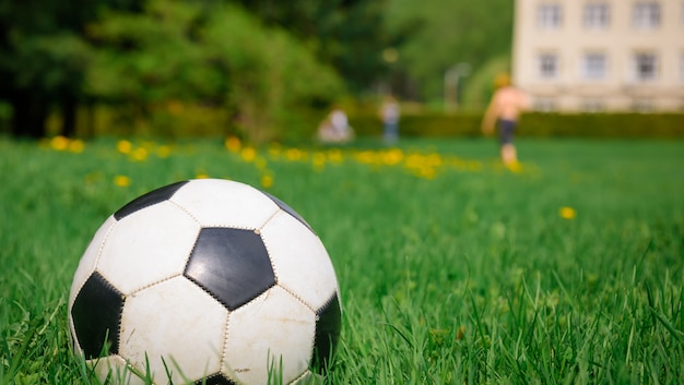 Ballon de soccer sur la pelouse aux beaux jours d'été