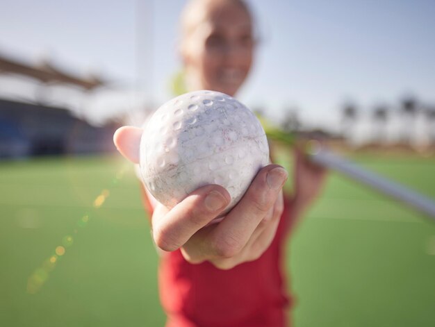 Ballon de sport à la main et hockey sur terrain avec athlète et fitness en plein air pour s'entraîner sur le gazon du stade Entraînement de joueur de hockey et gros plan sportif hockey sur gazon et actif avec un mode de vie sain