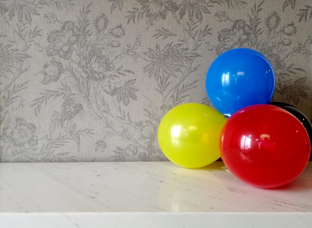 Ballon sur la table en marbre avec fond d'héritage en tissu floral