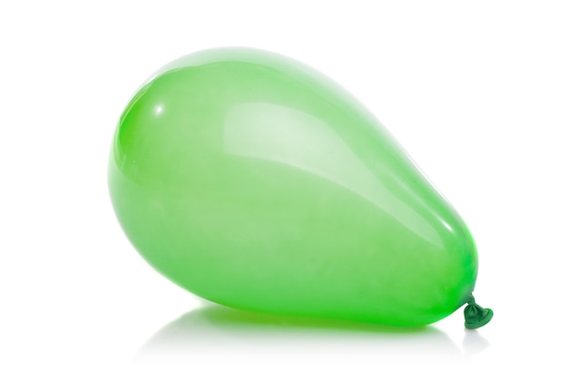 Ballon vert isolé sur blanc