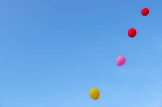 Ballon volant coloré avec un ciel bleu. Concept de liberté.