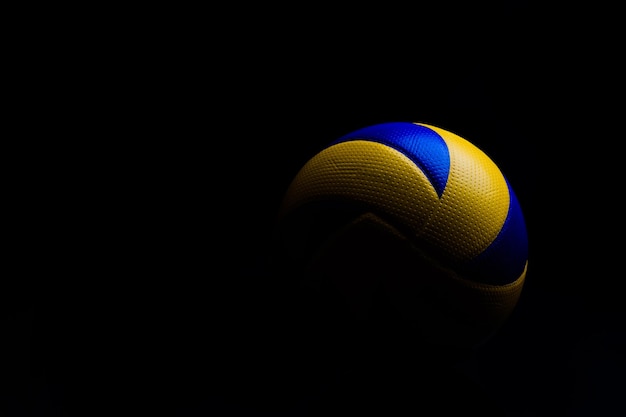 Ballon de volley-ball sur fond noir