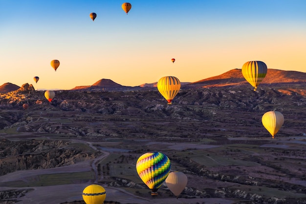 Des ballons à air chaud colorés au-dessus de Goreme Cappadoce Turquie Beau paysage au lever du soleil