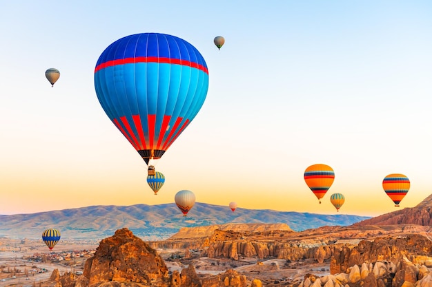 Des ballons à air chaud colorés au-dessus des montagnes de la Cappadoce, en Turquie