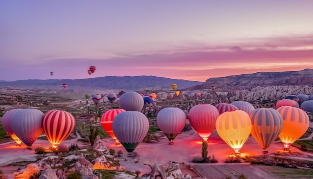 Photo ballons à air chaud colorés avant le lancement dans le parc national de goreme, cappadoce, turquie