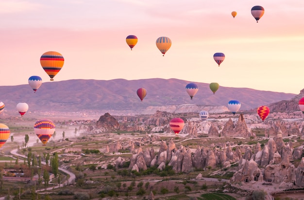 Ballons à air chaud colorés survolant le paysage rocheux à la Cappadoce Turquie