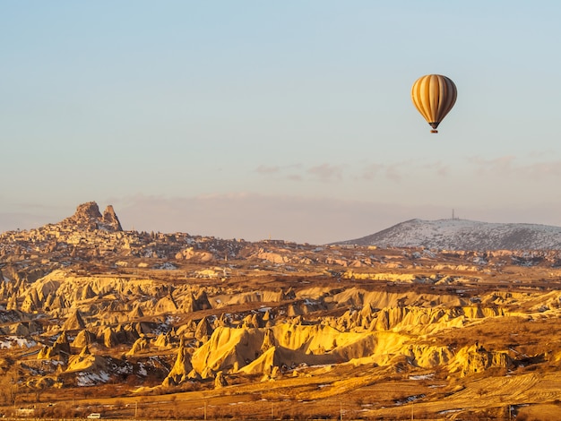 Ballons à air chaud survolant la montagne dans le parc national de Cappadocia Goreme en Turquie