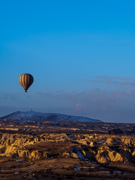 Ballons à air chaud survolant la montagne dans le parc national de Cappadocia Goreme en Turquie