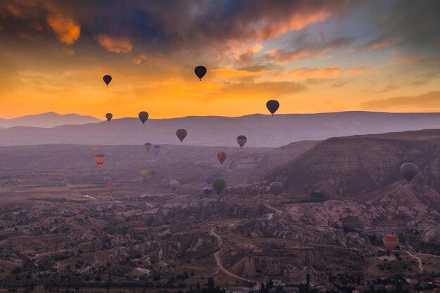 Ballons à air chaud survolant un paysage volcanique à Cappadoce Turquie