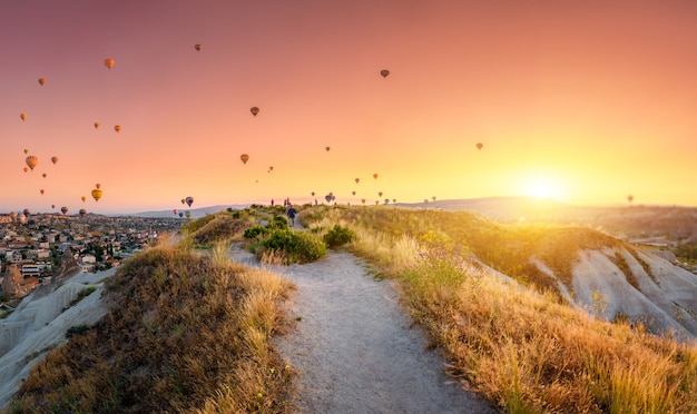 Ballons à air chaud survolant une ville