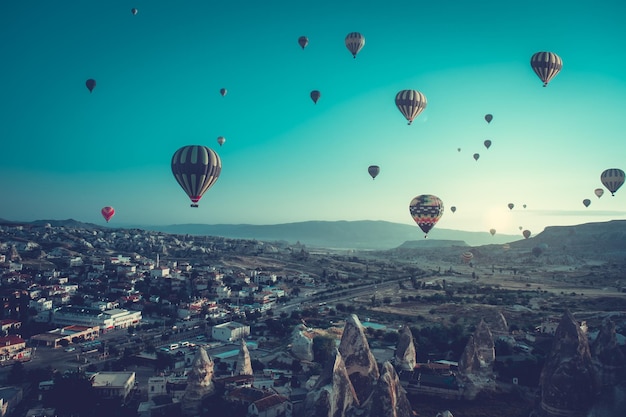 Ballons à air chaud volant dans le ciel bleu nuit