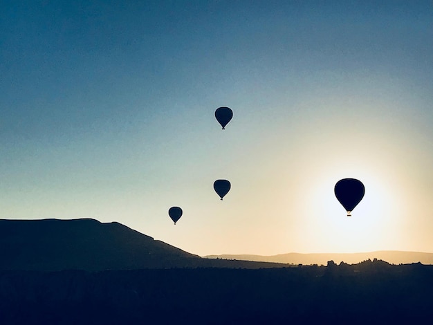 Des ballons à air chaud volant dans le ciel