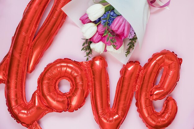 Ballons d'amour et bouquet Saint Valentin