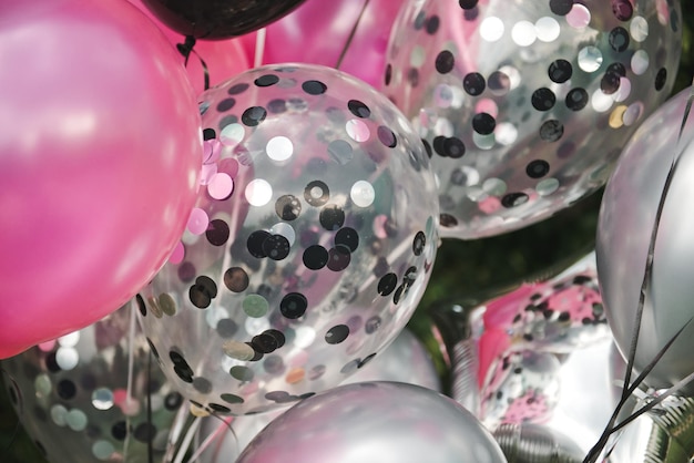 Photo ballons d'anniversaire colorés. rose, noir, argent.