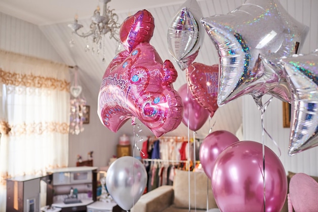 Ballons d'anniversaire gonflables pour une fille dans une chambre d'enfant