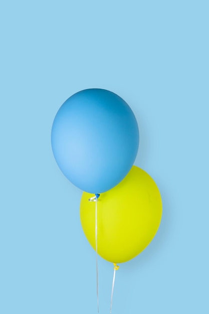 Ballons de ballons bleus et jaunes aux couleurs du drapeau de l'Ukraine sur fond bleu