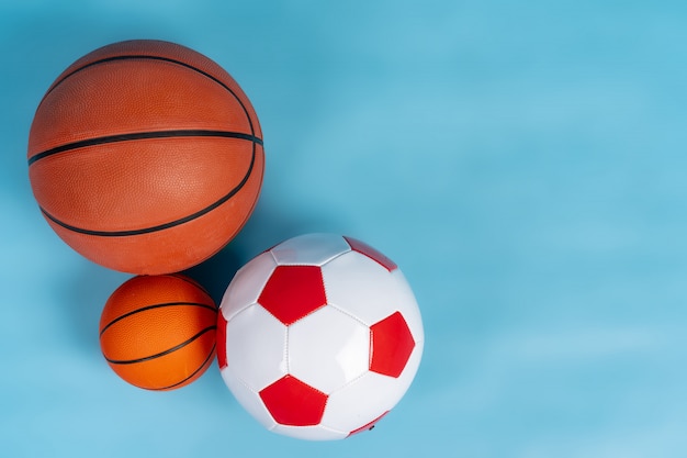 Ballons de basket et de soccer sur un bleu