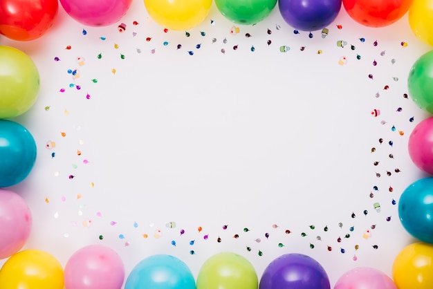 Ballons Et Cadre De Confettis Avec Un Espace Pour L'écriture De Texte
