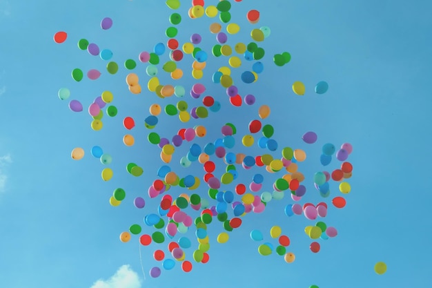 Photo des ballons colorés dans le ciel rendu 3d