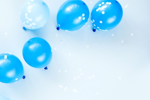 Ballons colorés sur fond bleu pastel. Concept de fête ou d'anniversaire. Mise à plat, vue de dessus.