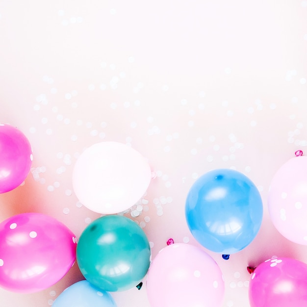 Ballons colorés sur fond de couleur pastel. Concept de fête ou d'anniversaire. Mise à plat, vue de dessus.