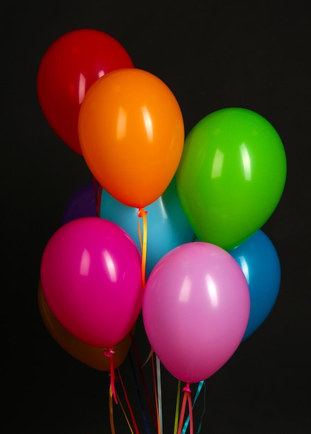 Photo ballons colorés sur fond noir libre