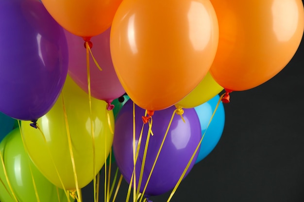 Ballons colorés isolés sur fond noir